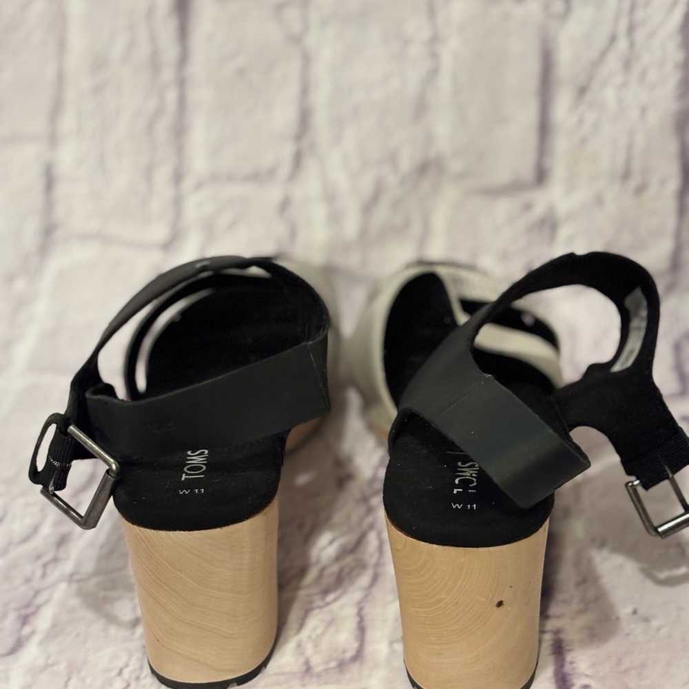 🔵TOMS “NWOT” Stylish Black and White Clog Sandals - Picture 6 of 8